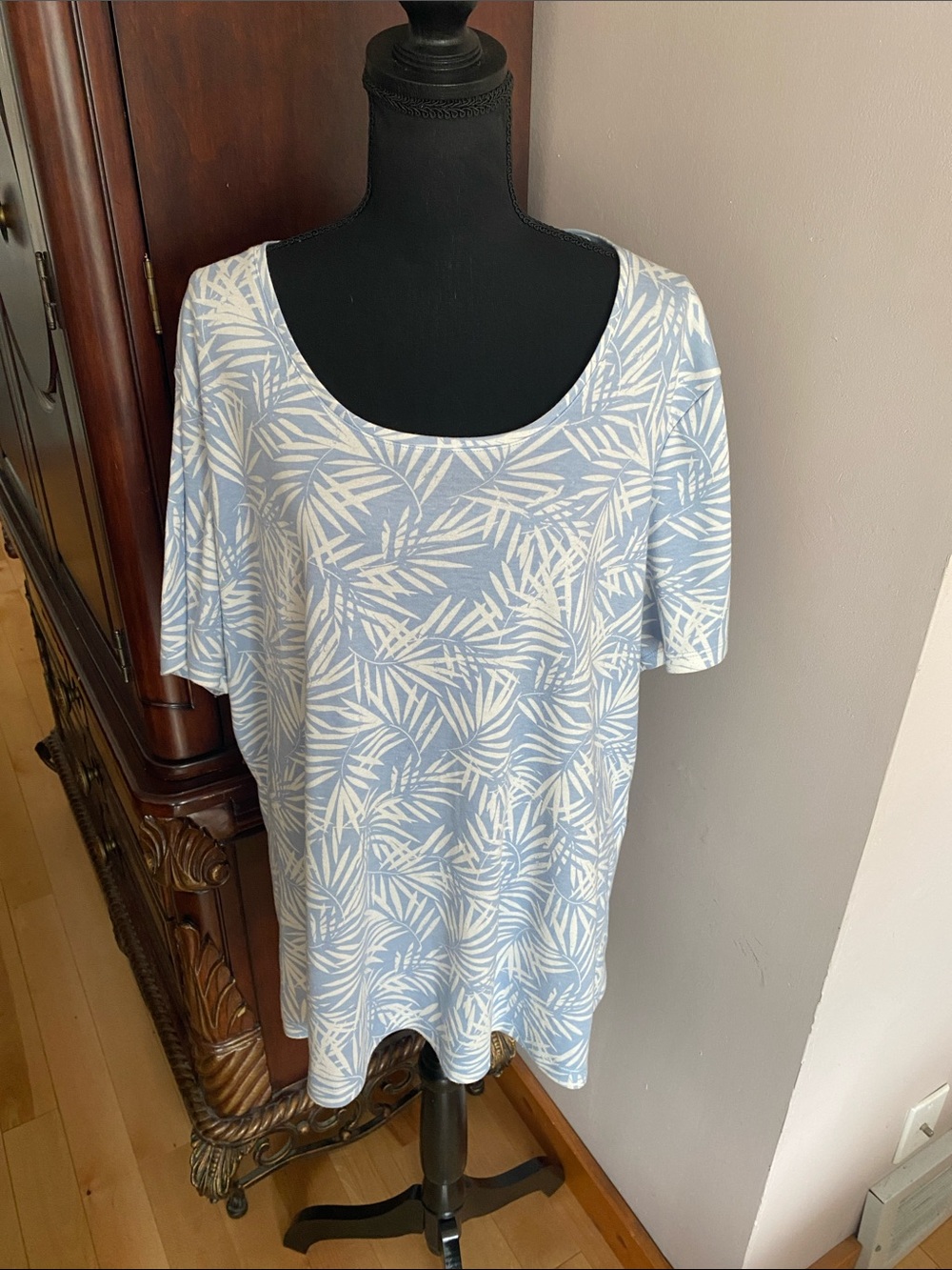 Women’s Light Blue Palm-Print Scoop Neck Top